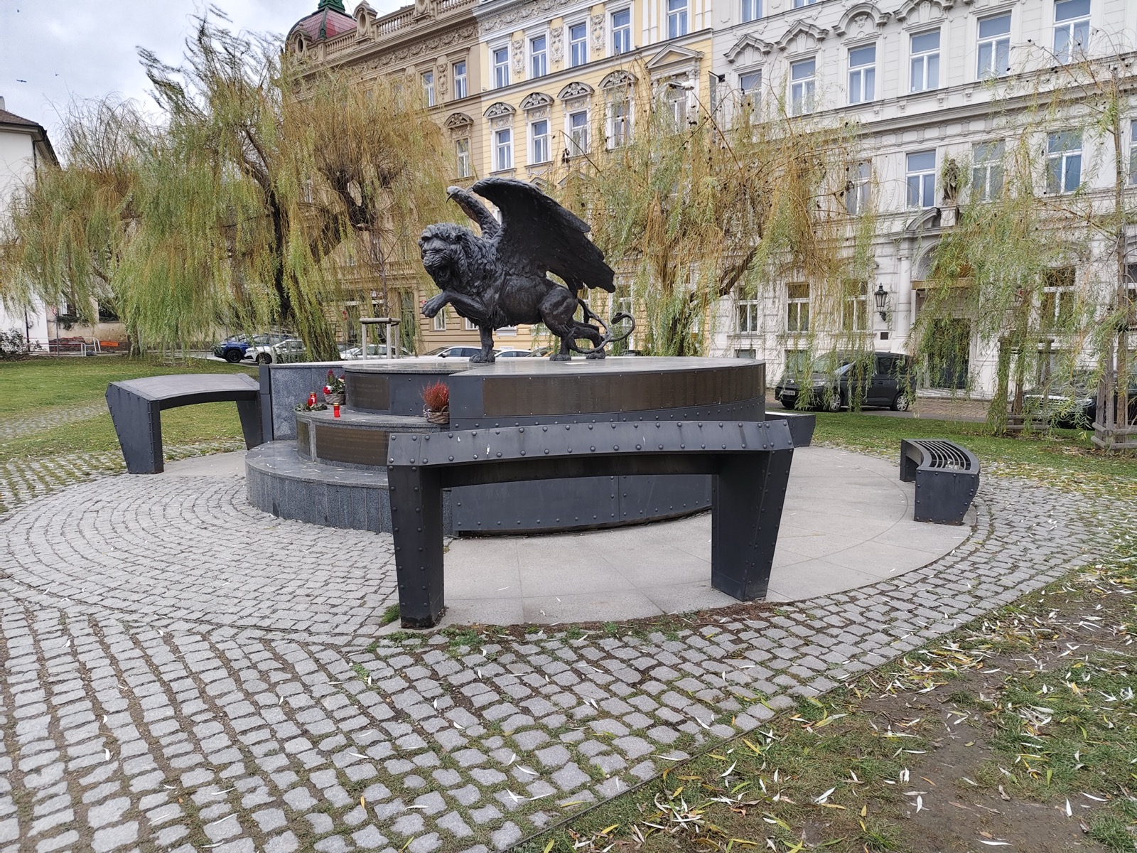 Památník okřídleného lva na pražském Klárově